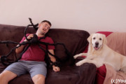 巨大クモに襲われるドッキリを愛犬のゴールデンレトリバーに仕掛けた飼主さん、果たして助けてもらえるかな？