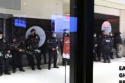 海外「警察がワクチン証明書を見せない人を逮捕している！ナチスだ！！」