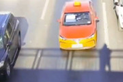 「歩道橋の上で、リアルに昔懐かしいゲームを遊ぶ方法」スリル満点のその様子