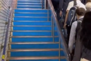 世界で3000万再生された日本人の階段の上り方　海外「尊重と規律正しさはどこにも負けない」