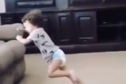 子どもは誰もが良い役者である。自宅で映画さながらのアクションシーン。海外の反応