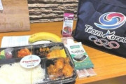 韓国人「K国の反日が怖すぎる‥（ﾌﾞﾙﾌﾞﾙ」日本選手村の料理と「K-弁当」を比較した結果がマジでヤバ過ぎた‥　韓国の反応