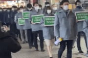 【中国の反応】東京都職員、新宿で外出自粛の呼びかけに、「バイオハザードのデジャブ感w」