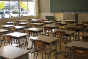 日本が春休み明けから学校を再開することに海外びっくり仰天！（海外の反応）