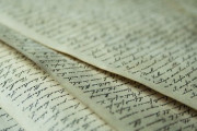 今も作られている！動物の皮で作る羊皮紙「ビーガンだけど感謝！」「結婚の誓いの紙にも最適ね」海外の反応