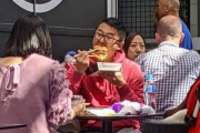 外国人「この画像のシチュエーションが謎すぎるｗｗｗｗ」