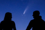 数千年に一度の彗星を前に愛のプロポーズ、あまりにも美しい奇跡の写真が撮影される