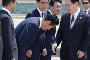 韓国人「イ・ジェミョン代表に90度お辞儀するチョン・チョンレ議員、しかし返ってきたのは…」→「ヤクザ映画みたい」