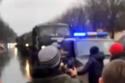 海外「体を張ってロシア軍の車両団を止めるウクライナ人達と、混乱して戦意の低いロシア兵達」
