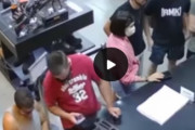 海外「引き金に指をかけるなよ！」アメリカのガンショップにて起きた珍事が怖すぎる　海外の反応