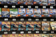 海外「日本に行きたくなるな」日本のおもちゃ売り場のミニカーコーナーを見た海外の反応