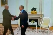 海外「プーチンの手足に震えがあるようだが」