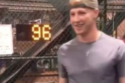 （MLB）ゲームで球速154キロを叩き出したファンと正式契約（海外の反応）