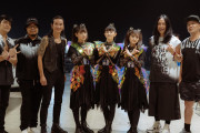 【海外】BodyslamのYodがBABYMETALにサインをもらう