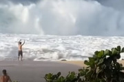 ハワイのビーチで波にさらわれた女性をサーファーが救出！