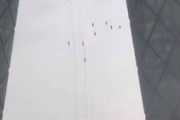 海外「中国ってヤバイ国だな、こんな強風の中で作業させてる」ネット「彼らはこんな日でもわずかな給料の為に働いているのか」