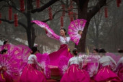 「韓服を着て扇の舞」写真を中国の伝統文化と表記、販売し物議＝韓国の反応