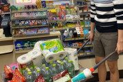 レジ袋が禁止されたタイ、あらゆる手段で商品を持ち帰る人達が話題に