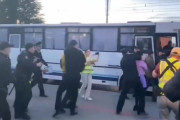 海外「ロシア各地で動員抗議。問答無用で逮捕する警察と逮捕者で埋まるバス」