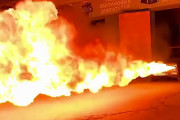 ロシア人さん、車の魔改造で強力な火炎放射器を取り付けてしまうｗｗｗｗ