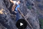 海外男性の秘密兵器を使った山の下り方が海外で話題に