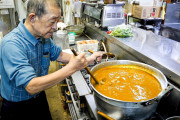 プロの技に感動！職人が作るカレーうどん！外国人「数人分の仕事を一人で効率的にこなしている彼を心から尊敬する」