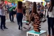やっちゃダメなことをやりたくなるタイプ。ジェンガ大会での大迷惑な女。海外の反応