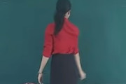 フリーハンドで黒板にきれいな円を描く女教師が海外で話題に