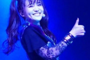 菊地最愛とその友達の誕生日の写真　“その眉毛と肘は決定的証拠だ”　【海外の反応】