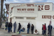 海外　アメリカ人は抗議のために銃に弾を込める