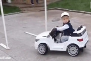 大人顔負けの運転スキルを披露する4歳の男の子がすごい！（中国）
