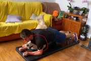自宅でトレーニングをしている時にゴールデンレトリバーが居ると？ 海外の反応