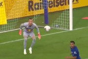 先日行われた海外サッカーのこのスーパープレイが凄すぎると海外で話題に　←難易度どれくらいなん？