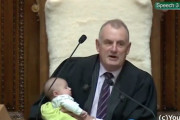 ニュージーランド国会議長、赤ちゃんを抱っこしながら仕事をこなす様子にほっこり