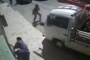 海外「【閲覧注意】 修羅の国ブラジル。女からスマホを盗んで車に轢かれる男」