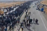 海外「イラン、地平線まで続く抗議者の列。マフサ・アミニ、スカーフ殺害事件から40日の追悼デモ」