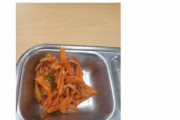 【悲報】韓国軍が兵士にゴミの様な「豚肉炒め」を出して炎上！凄惨なビジュアルの豚肉炒めのがコチラ‥　韓国の反応
