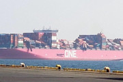 ハワイ沖で積み荷大量流出したコンテナ船が神戸入港し海外で話題に