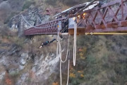 ニュージーランド町長、ロックダウン段階的緩和を祝い、自ら地元観光名所でバンジージャンプ