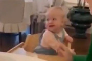 女の子の赤ちゃんが…好みの男性と目が合って照れまくる
