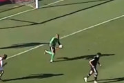 【海外の反応】南米のGKさん、文字通りの意味で“暴走”する「ゲームでやったことがあるわｗ」