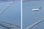 空中で止まってる？マトリックスの世界に迷いんだかのような飛行機が目撃される