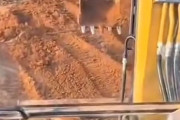 韓国人「ショベルカーの運転方法を学んでみよう」