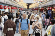 海外「日本の観光業が2019年並まで復活。まだ中国人観光客が完全に戻っていないにも関わらず観光客で混雑しているようだ」