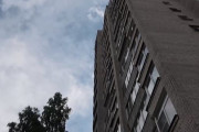 9階から転落したロシア人男性、恋人がクッションとなり生還するも女性を放置したままパーティに直行・・