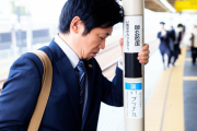 海外「日本のサラリーマン、不屈の精神がすごい…」駅で泥酔、それでも諦めない姿に世界が感動？