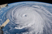 韓国人「大型台風 “ヒンナムノ” の変則的な進路を伝える日本のTV番組がアナログ全開すぎたwww」