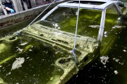 【海外の反応】ハチロクトレノのボディを薬品漬けにして塗膜とサビを落としてみた！