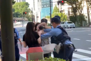 【海外の反応】「日本の警察は優しすぎる？」新宿での騒動、冷静すぎる対応に海外から賛否両論の声！