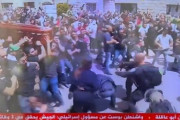 海外「パレスチナ人記者の葬儀の列を攻撃するイスラエル治安部隊」